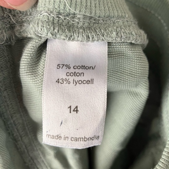 Maurices green camouflage pull on drawstring pants or capri, button tabs.Size 14 - Picture 6 of 8